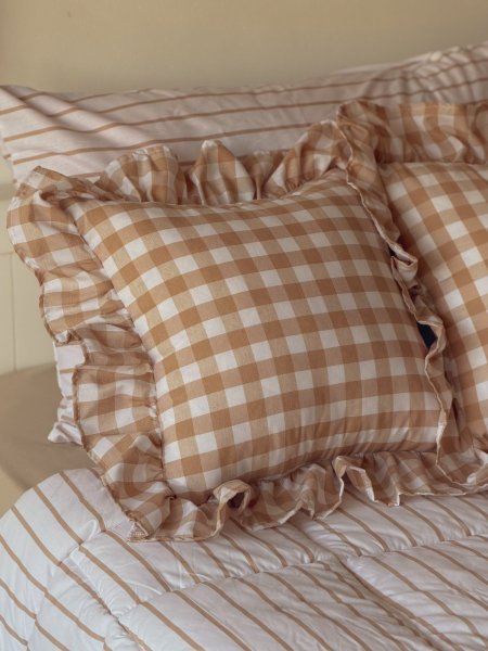 وسادة شكل مربع مع كشكش على الاطراف كروهات حجم كبير